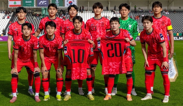 U23 Hàn Quốc giơ áo động viên Kang Sang Yoon