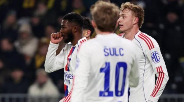 Ảnh bài viết Lyon nhọc nhằn hạ Young Boys nhờ siêu phẩm của Maitland-Niles