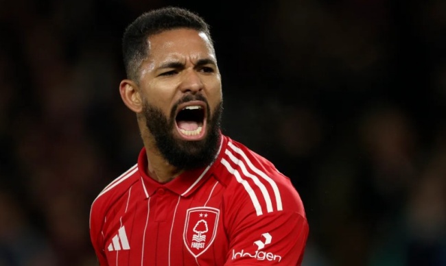 Douglas Luiz trong m&agrave;u &aacute;o Nottingham.