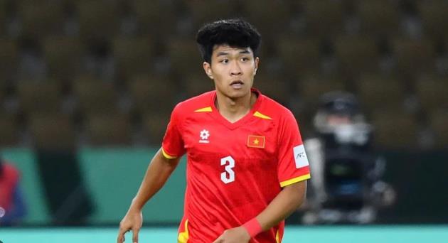  HLV Vũ Tiến Th&agrave;nh th&ocirc;ng cảm với L&yacute; Đức.