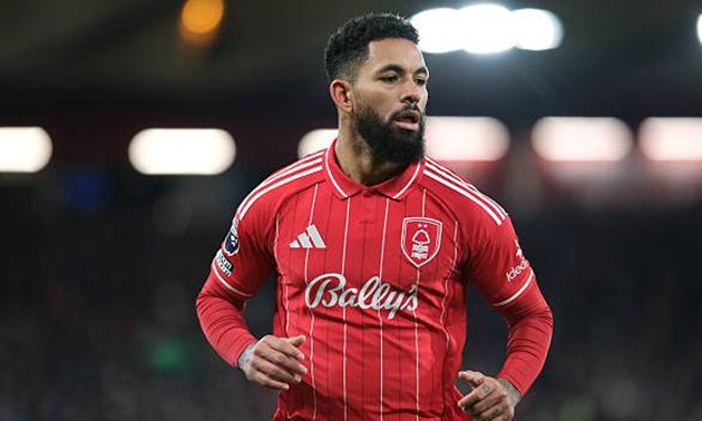 Chelsea tính mượn Douglas Luiz để gia cố hàng tiền vệ.