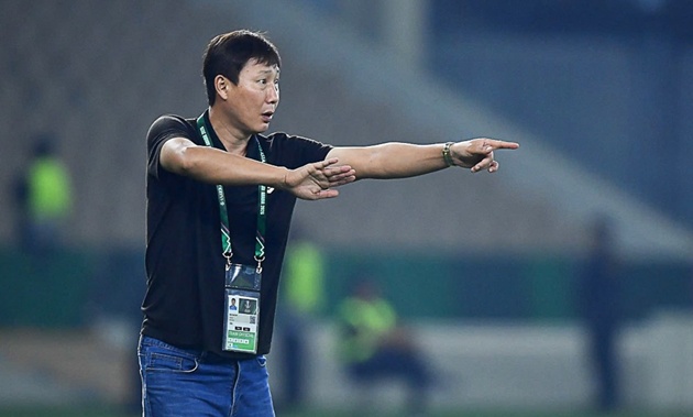 HLV Kim Sang-sik cần giải bài toán hàng thủ trước U23 Hàn Quốc.