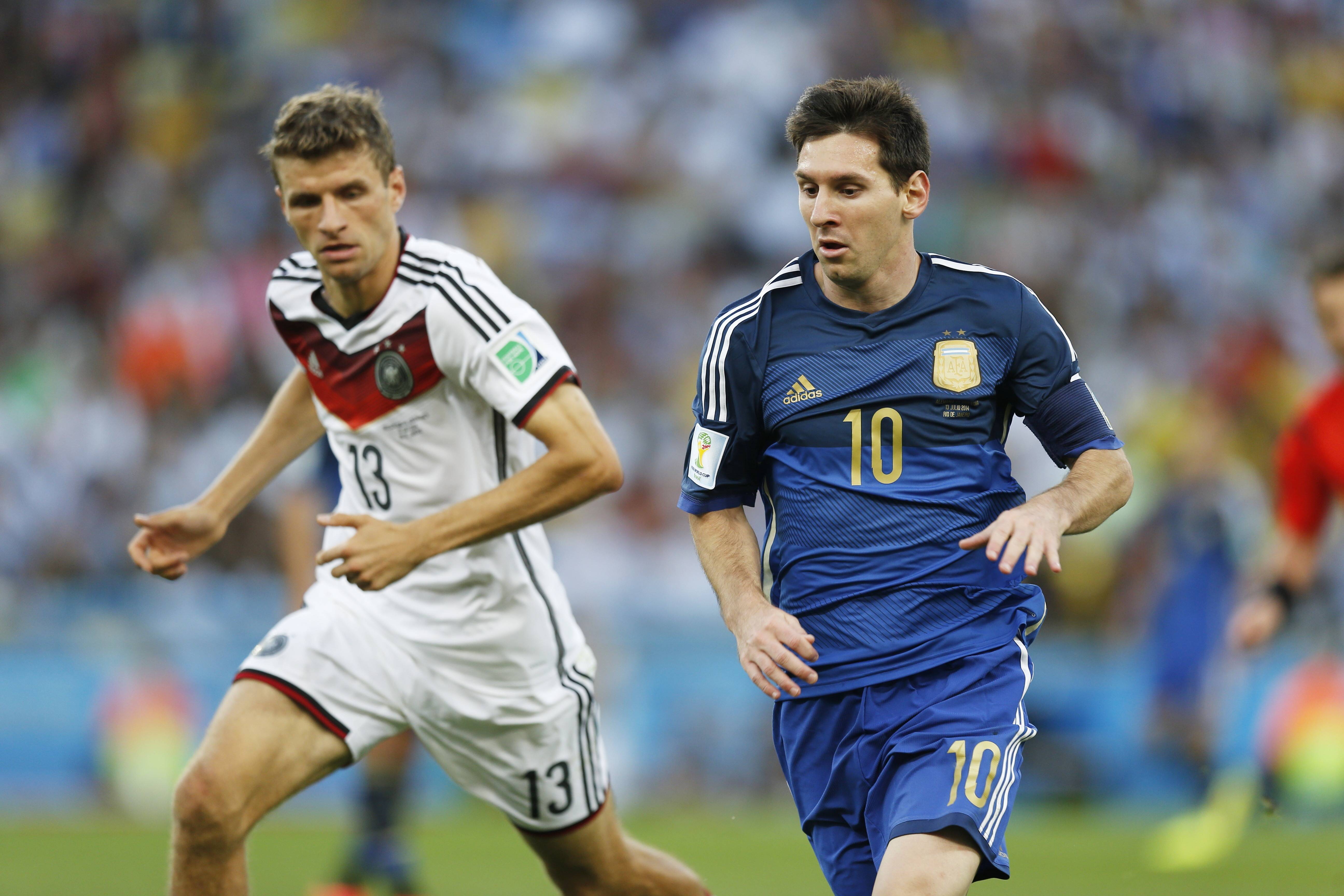 Messi trước ngưỡng thi&ecirc;n đường v&agrave; vực s&acirc;u.