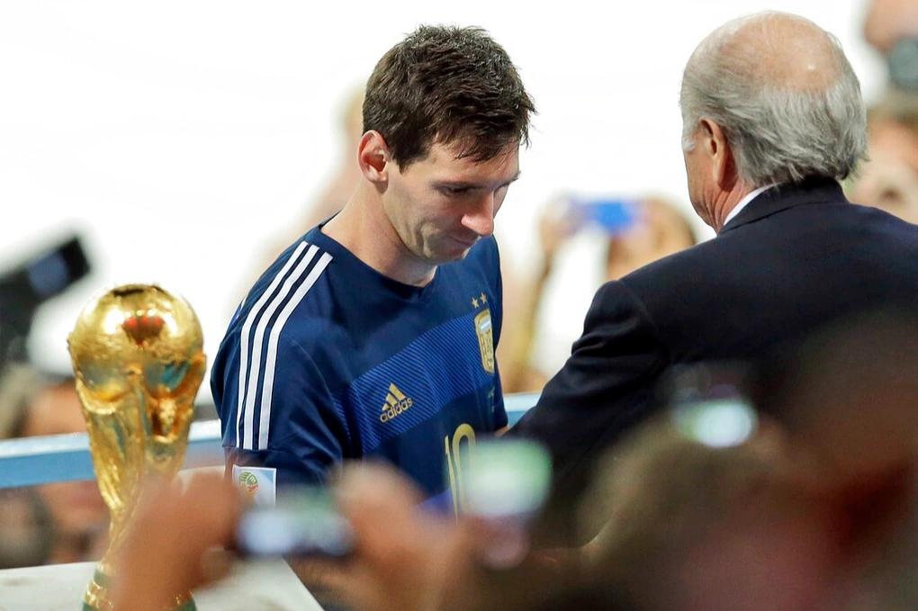 Messi cầm Golden Ball với &aacute;nh mắt v&ocirc; hồn.