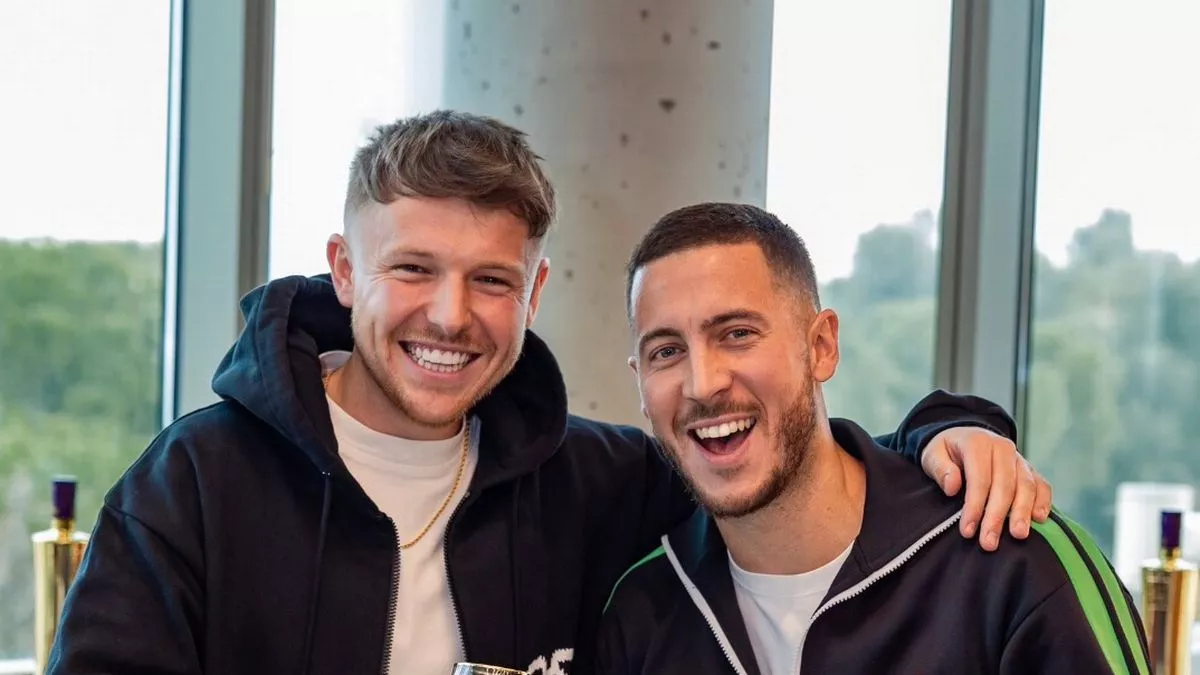 Hazard mỉm cười khi gặp lại cậu b&eacute;.