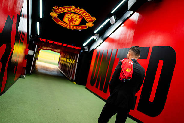 Th&ocirc;ng b&aacute;o Casemiro rời Manchester United đi k&egrave;m với h&igrave;nh ảnh anh l&ecirc; từng bước chậm nơi đường hầm dẫn ra s&acirc;n vận động c&ugrave;ng chiếc &aacute;o đấu được vắt qua vai.