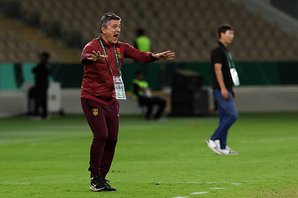 HLV Antonio Puche x&acirc;y dựng lối chơi ph&ograve;ng ngự hiệu quả cho U23 Trung Quốc. 