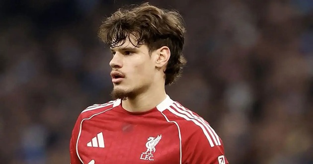 Ảnh bài viết Slot ca ngợi Kerkez ngày càng mạnh mẽ tại Liverpool