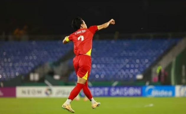 Ảnh bài viết Đình Bắc cảm ơn đồng đội đã sửa sai tấm thẻ đỏ