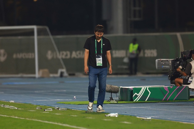 HLV Kim Sang-sik kh&ocirc;ng ăn mừng sau chiến thắng U23 H&agrave;n Quốc.