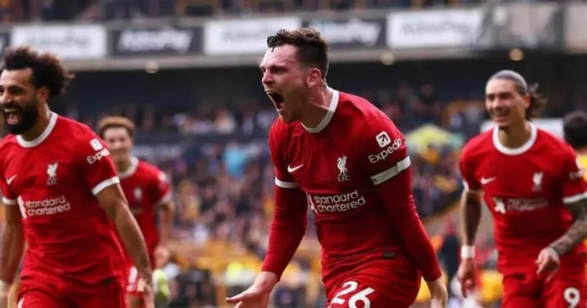 Robertson l&agrave; biểu tượng của đội chủ s&acirc;n Anfield.