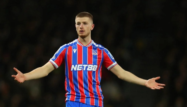 Adam Wharton trong màu áo Palace.