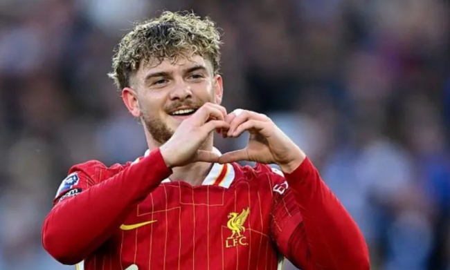 Harvey Elliott trong m&agrave;u &aacute;o Liverpool.