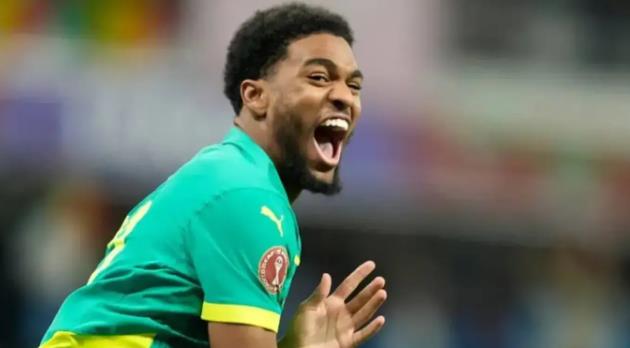 Mbaye được Chelsea và Villa săn đón.