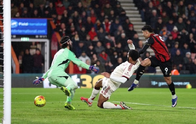 Evanilson tận dụng tốt sai lầm ở hàng thủ Liverpool.