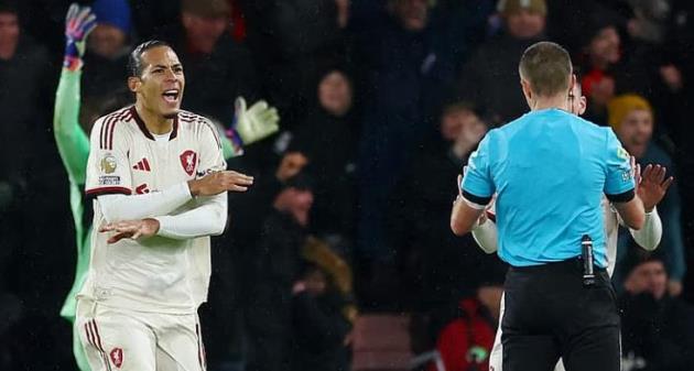 Van Dijk kh&ocirc;ng h&agrave;i l&ograve;ng với trọng t&agrave;i.