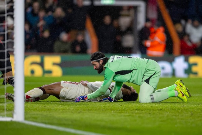 Alisson Becker 6.1 điểm. Một ng&agrave;y thi đấu k&eacute;m ấn tượng của thủ th&agrave;nh người Brazil. Anh gặp nhiều kh&oacute; khăn trước những c&uacute; dứt điểm ch&igrave;m v&agrave; hiểm h&oacute;c của đối phương.