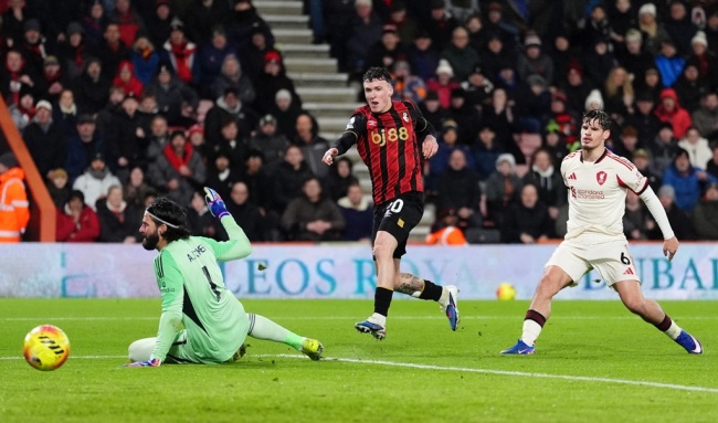 Milos Kerkez - 5.2 điểm. Cầu thủ nhận điểm số thấp nhất đội h&igrave;nh xuất ph&aacute;t. Trong ng&agrave;y trở lại đối đầu đội b&oacute;ng cũ, Kerkez thi đấu đầy bất ổn b&ecirc;n h&agrave;nh lang tr&aacute;i. Anh li&ecirc;n tục bị khai th&aacute;c, tỏ ra l&uacute;ng t&uacute;ng trong c&aacute;c pha tranh chấp v&agrave; kh&ocirc;ng đảm bảo vị tr&iacute;.