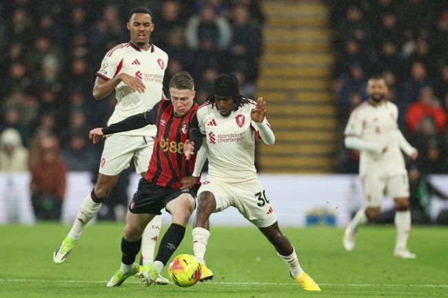 Jeremie Frimpong - 5.9 điểm. Hậu vệ phải người H&agrave; Lan c&oacute; một ng&agrave;y l&agrave;m việc vất vả. Frimpong gặp kh&oacute; khăn trong việc theo k&egrave;m c&aacute;c t&igrave;nh huống x&acirc;m nhập v&ograve;ng cấm của đối phương. 