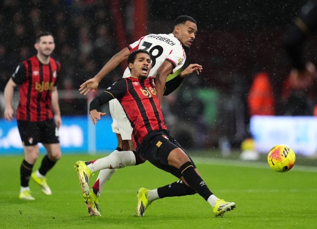 Ryan Gravenberch - 5.9 điểm. D&ugrave; được đ&aacute;nh gi&aacute; l&agrave; thi đấu năng nổ v&agrave; nỗ lực bọc l&oacute;t cho h&agrave;ng thủ, nhưng hiệu quả thực tế m&agrave; Gravenberch mang lại kh&ocirc;ng cao.