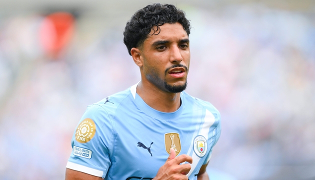 Omar mang đến sự linh hoạt cho h&agrave;ng c&ocirc;ng Man City.