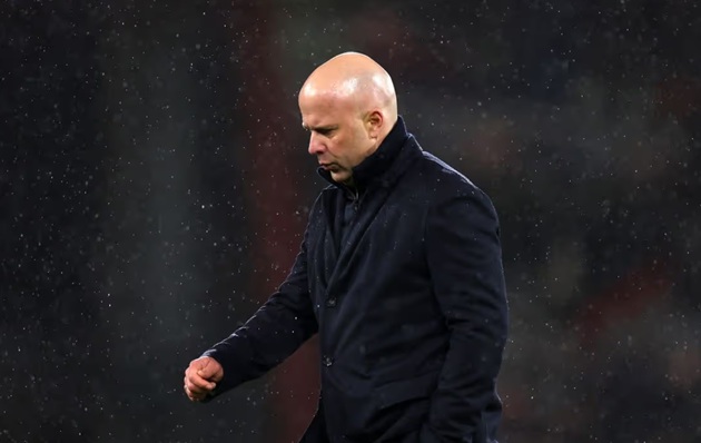 Ảnh bài viết Slot tiết lộ lý do thay Kerkez ngay giờ nghỉ trước Bournemouth