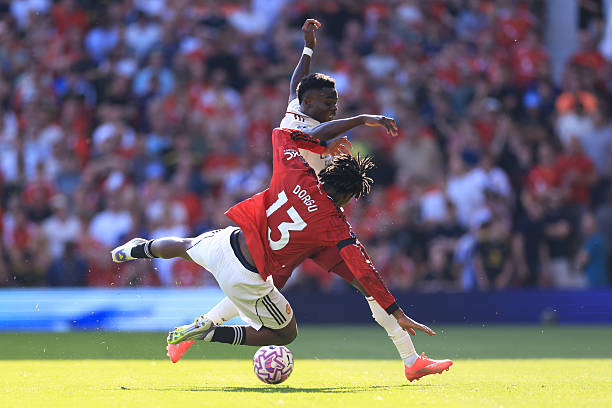 Carrick cần phải sử dụng Dorgu để ngăn chặn Saka.