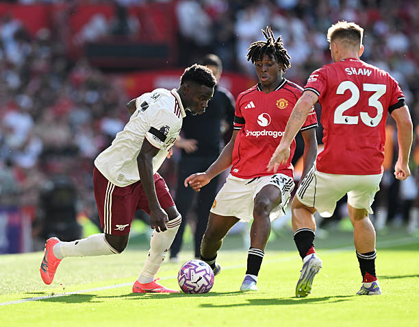 Saka kh&oacute; l&ograve;ng c&ugrave;ng l&uacute;c đ&aacute;nh bại Dorgu v&agrave; Shaw.