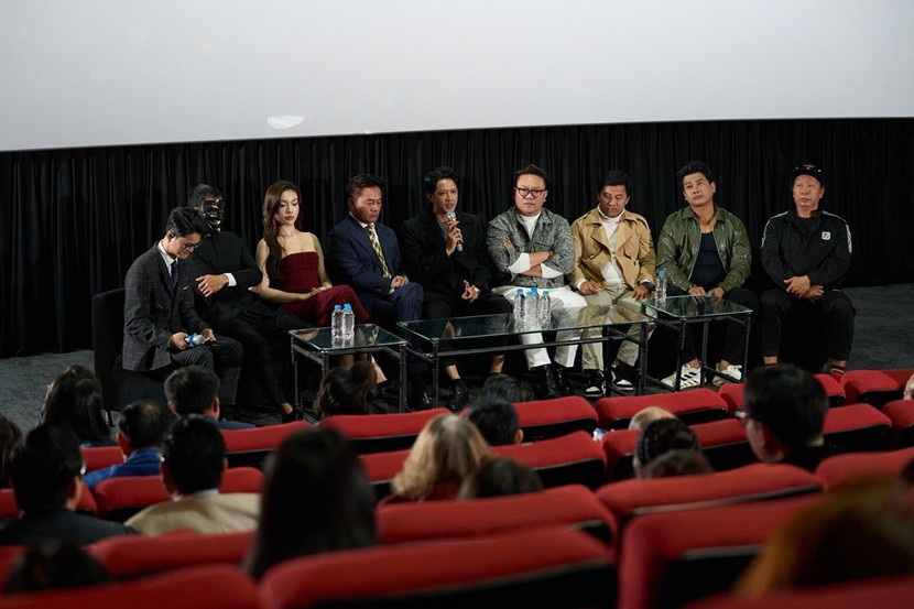 Ekip l&agrave;m phim tại buổi họp b&aacute;o.