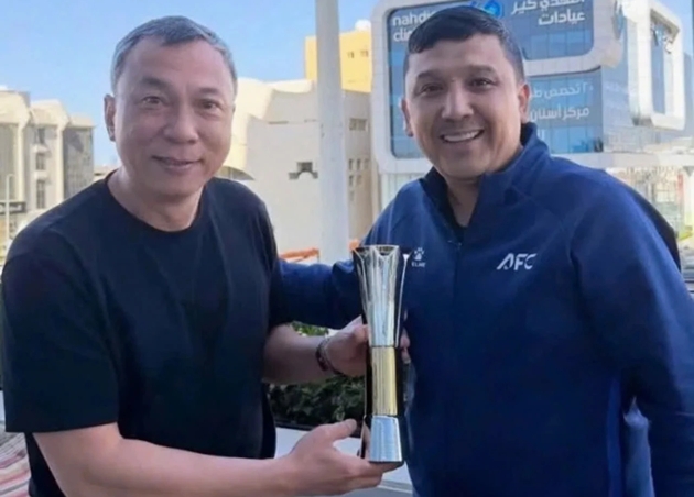 Chủ tịch Trần Quốc Tuấn nhận v&agrave; cầm c&uacute;p Vua ph&aacute; lưới giải U23 Ch&acirc;u &Aacute; 2026 về cho Đ&igrave;nh Bắc.