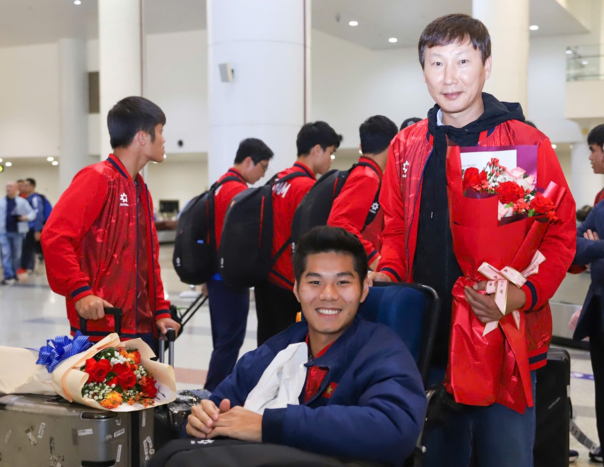 HLV Kim Sang Sik đẩy xe lăn cho Hiểu Minh g&acirc;y x&uacute;c động. Ảnh: VFF.