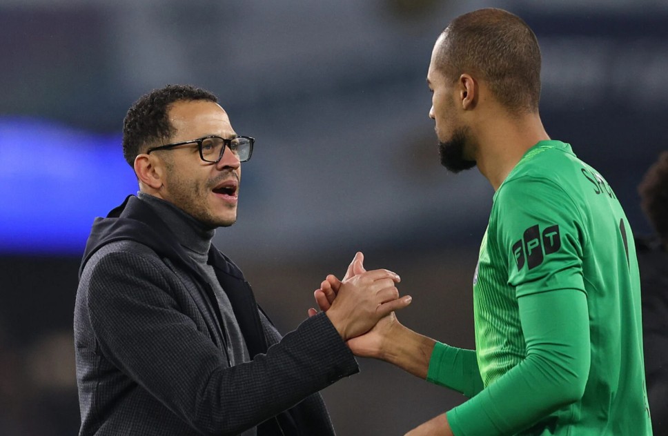 HLV Liam Rosenior d&agrave;nh sự ủng hộ cho Robert Sanchez.