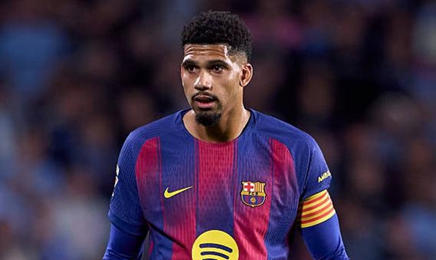 Ronald Araujo c&oacute; thể t&aacute;i xuất ở trận đấu với Real Oviedo.