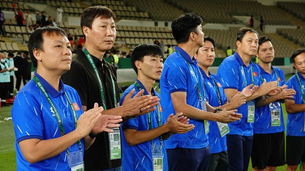 HLV Kim đang x&acirc;y nền m&oacute;ng th&agrave;nh c&ocirc;ng cho b&oacute;ng đ&aacute; Việt Nam.