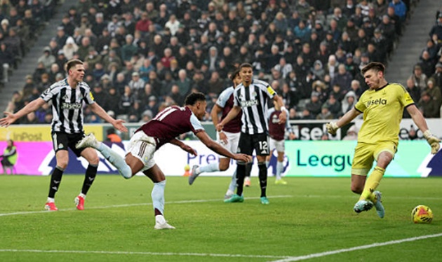 Watkins đ&aacute;nh đầu ở tư thế trống trải.