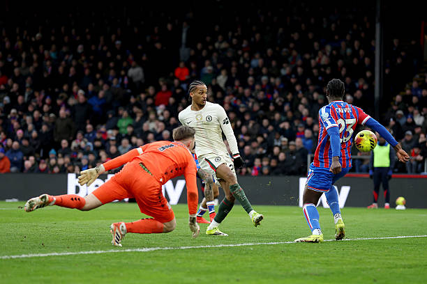 Câc tiền đạo bên phía đội khách đã tận dụng cơ hội tốt hơn.