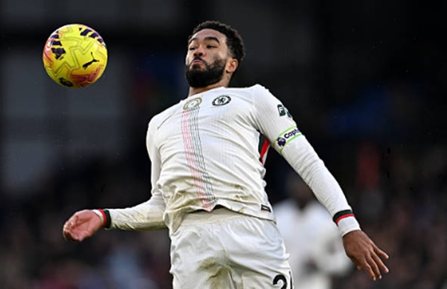 Reece James - 6.9 điểm: Một ngày thi đấu thiếu an toàn của người đội trưởng. James có pha đánh đầu về cực kỳ khó hiểu trong hiệp một, suýt chút nữa biếu cho Palace bàn thắng. Đến phút 75, anh lại chuyền hỏng nguy hiểm ngay phần sân nhà. Dù vậy, James vẫn hỗ trợ tấn công ở mức tròn vai.

Trevoh Chalobah - 7.2 điểm: Trở lại mái nhà xưa Selhurst Park, Chalobah có màn trình diễn ấn tượng. Anh thường xuyên chiến thắng trong các pha tranh chấp tay đôi với Mateta. Chính Chalobah là người tắc bóng thành công và phát động đường chuyền dẫn đến bàn thắng của Joao Pedro vào đầu hiệp hai.


Benoit Badiashile - 6.8 điểm: Trung vệ người Pháp có khởi đầu ác mộng với sai lầm tai hại ở phút thứ 8, tạo cơ hội vàng cho Mateta, nhưng may mắn được Sanchez sửa sai. Dù chơi khá run rẩy đầu trận, Badiashile dần cải thiện sự tập trung khi trận đấu trôi về những phút cuối.

Marc Cucurella - 6.8 điểm: Cucurella thường xuyên dâng cao xâm nhập khu vực 1/3 cuối sân đối phương. Những quả tạt của hậu vệ người Tây Ban Nha rất khó chịu, tạo ra một vài cơ hội cho đồng đội.


Moises Caicedo - 6.8 điểm: Tiền vệ người Ecuador có pha tắc bóng "cứu thua" ở phút thứ 6 ngăn cản cú sút của Mateta. Tuy nhiên, anh phải nhận thẻ vàng khá sớm và sau đó có tình huống phạm lỗi ngớ ngẩn nhưng may mắn không bị trừng phạt thêm.


Andrey Santos - 7.0 điểm: Một màn trình diễn chững chạc của Santos. Anh có pha trượt người cắt bóng cứu thua mười mươi ở phút 18, ngăn chặn đường chuyền của Daniel Munoz đến chân Brennan Johnson. Khả năng đọc trận đấu của Santos tiếp tục là điểm sáng nơi tuyến giữa Chelsea.

Enzo Fernandez - 7.7 điểm: Dù bỏ lỡ một cơ hội ngon ăn đầu trận, màn trình diễn tổng thể của Enzo là rất tích cực. Anh tung ra những đường chuyền thông minh giúp luân chuyển bóng mượt mà. Tiền vệ người Argentina cũng thể hiện sự lạnh lùng tuyệt đối trên chấm phạt đền.


Pedro Neto - 6.8 điểm: Bị đẩy sang cánh trái, Neto tiếp tục trải qua một trận đấu thất vọng. Những đợt tấn công của Chelsea thường bị gãy nhịp bởi những pha chạm bóng hỏng hoặc đường chuyền thiếu cảm giác của cầu thủ người Bồ Đào Nha.


Estevao Willian - 8.3 điểm: Sao mai người Brazil là ngôi sao sáng nhất tại Selhurst Park. Estevao mở tỷ số bằng tốc độ kinh hoàng và sự điềm tĩnh đáng kinh ngạc trước khung thành. Không chỉ ghi bàn, anh còn thực hiện đường chuyền để Joao Pedro nhân đôi cách biệt.


Joao Pedro - 7.6 điểm: Im hơi lặng tiếng trong hiệp một nhưng Pedro đã bùng nổ ngay đầu hiệp hai. Sau pha phối hợp một-hai ăn ý với Estevao, số 20 dứt điểm quyết đoán hạ gục thủ thành Henderson. Anh lẽ ra đã có cú đúp nếu hậu vệ đối phương không dùng tay chơi bóng.

Chấm điểm dàn sao Chelsea từ BongDa.com.vn.