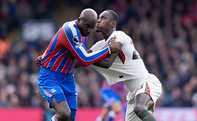 Trevoh Chalobah - 7.2 điểm: Trở lại mái nhà xưa Selhurst Park, Chalobah có màn trình diễn ấn tượng. Anh thường xuyên chiến thắng trong các pha tranh chấp tay đôi với Mateta. Chính Chalobah là người tắc bóng thành công và phát động đường chuyền dẫn đến bàn thắng của Joao Pedro vào đầu hiệp hai.