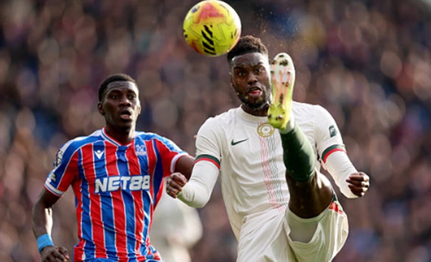 Benoit Badiashile - 6.8 điểm: Trung vệ người Pháp có khởi đầu ác mộng với sai lầm tai hại ở phút thứ 8, tạo cơ hội vàng cho Mateta, nhưng may mắn được Sanchez sửa sai. Dù chơi khá run rẩy đầu trận, Badiashile dần cải thiện sự tập trung khi trận đấu trôi về những phút cuối.

Marc Cucurella - 6.8 điểm: Cucurella thường xuyên dâng cao xâm nhập khu vực 1/3 cuối sân đối phương. Những quả tạt của hậu vệ người Tây Ban Nha rất khó chịu, tạo ra một vài cơ hội cho đồng đội.


Moises Caicedo - 6.8 điểm: Tiền vệ người Ecuador có pha tắc bóng "cứu thua" ở phút thứ 6 ngăn cản cú sút của Mateta. Tuy nhiên, anh phải nhận thẻ vàng khá sớm và sau đó có tình huống phạm lỗi ngớ ngẩn nhưng may mắn không bị trừng phạt thêm.


Andrey Santos - 7.0 điểm: Một màn trình diễn chững chạc của Santos. Anh có pha trượt người cắt bóng cứu thua mười mươi ở phút 18, ngăn chặn đường chuyền của Daniel Munoz đến chân Brennan Johnson. Khả năng đọc trận đấu của Santos tiếp tục là điểm sáng nơi tuyến giữa Chelsea.

Enzo Fernandez - 7.7 điểm: Dù bỏ lỡ một cơ hội ngon ăn đầu trận, màn trình diễn tổng thể của Enzo là rất tích cực. Anh tung ra những đường chuyền thông minh giúp luân chuyển bóng mượt mà. Tiền vệ người Argentina cũng thể hiện sự lạnh lùng tuyệt đối trên chấm phạt đền.


Pedro Neto - 6.8 điểm: Bị đẩy sang cánh trái, Neto tiếp tục trải qua một trận đấu thất vọng. Những đợt tấn công của Chelsea thường bị gãy nhịp bởi những pha chạm bóng hỏng hoặc đường chuyền thiếu cảm giác của cầu thủ người Bồ Đào Nha.


Estevao Willian - 8.3 điểm: Sao mai người Brazil là ngôi sao sáng nhất tại Selhurst Park. Estevao mở tỷ số bằng tốc độ kinh hoàng và sự điềm tĩnh đáng kinh ngạc trước khung thành. Không chỉ ghi bàn, anh còn thực hiện đường chuyền để Joao Pedro nhân đôi cách biệt.


Joao Pedro - 7.6 điểm: Im hơi lặng tiếng trong hiệp một nhưng Pedro đã bùng nổ ngay đầu hiệp hai. Sau pha phối hợp một-hai ăn ý với Estevao, số 20 dứt điểm quyết đoán hạ gục thủ thành Henderson. Anh lẽ ra đã có cú đúp nếu hậu vệ đối phương không dùng tay chơi bóng.

Chấm điểm dàn sao Chelsea từ BongDa.com.vn.