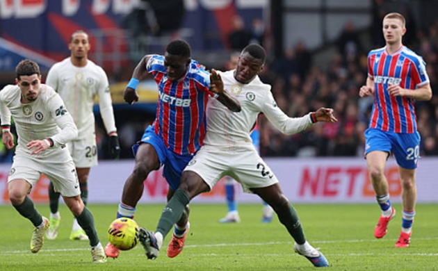 Moises Caicedo - 6.8 điểm: Tiền vệ người Ecuador có pha tắc bóng "cứu thua" ở phút thứ 6 ngăn cản cú sút của Mateta. Tuy nhiên, anh phải nhận thẻ vàng khá sớm và sau đó có tình huống phạm lỗi ngớ ngẩn nhưng may mắn không bị trừng phạt thêm.