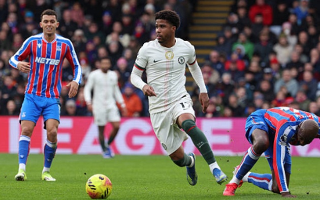 Andrey Santos - 7.0 điểm: Một màn trình diễn chững chạc của Santos. Anh có pha trượt người cắt bóng cứu thua mười mươi ở phút 18, ngăn chặn đường chuyền của Daniel Munoz đến chân Brennan Johnson. Khả năng đọc trận đấu của Santos tiếp tục là điểm sáng nơi tuyến giữa Chelsea.

Enzo Fernandez - 7.7 điểm: Dù bỏ lỡ một cơ hội ngon ăn đầu trận, màn trình diễn tổng thể của Enzo là rất tích cực. Anh tung ra những đường chuyền thông minh giúp luân chuyển bóng mượt mà. Tiền vệ người Argentina cũng thể hiện sự lạnh lùng tuyệt đối trên chấm phạt đền.


Pedro Neto - 6.8 điểm: Bị đẩy sang cánh trái, Neto tiếp tục trải qua một trận đấu thất vọng. Những đợt tấn công của Chelsea thường bị gãy nhịp bởi những pha chạm bóng hỏng hoặc đường chuyền thiếu cảm giác của cầu thủ người Bồ Đào Nha.


Estevao Willian - 8.3 điểm: Sao mai người Brazil là ngôi sao sáng nhất tại Selhurst Park. Estevao mở tỷ số bằng tốc độ kinh hoàng và sự điềm tĩnh đáng kinh ngạc trước khung thành. Không chỉ ghi bàn, anh còn thực hiện đường chuyền để Joao Pedro nhân đôi cách biệt.


Joao Pedro - 7.6 điểm: Im hơi lặng tiếng trong hiệp một nhưng Pedro đã bùng nổ ngay đầu hiệp hai. Sau pha phối hợp một-hai ăn ý với Estevao, số 20 dứt điểm quyết đoán hạ gục thủ thành Henderson. Anh lẽ ra đã có cú đúp nếu hậu vệ đối phương không dùng tay chơi bóng.

Chấm điểm dàn sao Chelsea từ BongDa.com.vn.