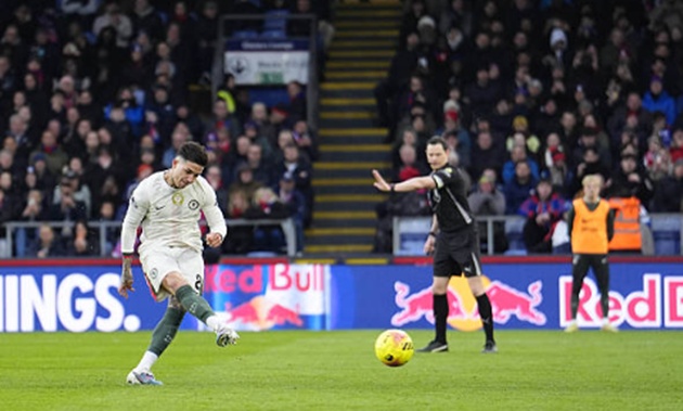 Enzo Fernandez - 7.7 điểm: Dù bỏ lỡ một cơ hội ngon ăn đầu trận, màn trình diễn tổng thể của Enzo là rất tích cực. Anh tung ra những đường chuyền thông minh giúp luân chuyển bóng mượt mà. Tiền vệ người Argentina cũng thể hiện sự lạnh lùng tuyệt đối trên chấm phạt đền.