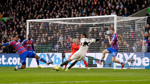 Joao Pedro - 7.6 điểm: Im hơi lặng tiếng trong hiệp một nhưng Pedro đã bùng nổ ngay đầu hiệp hai. Sau pha phối hợp một-hai ăn ý với Estevao, số 20 dứt điểm quyết đoán hạ gục thủ thành Henderson. Anh lẽ ra đã có cú đúp nếu hậu vệ đối phương không dùng tay chơi bóng.

Chấm điểm dàn sao Chelsea từ BongDa.com.vn.