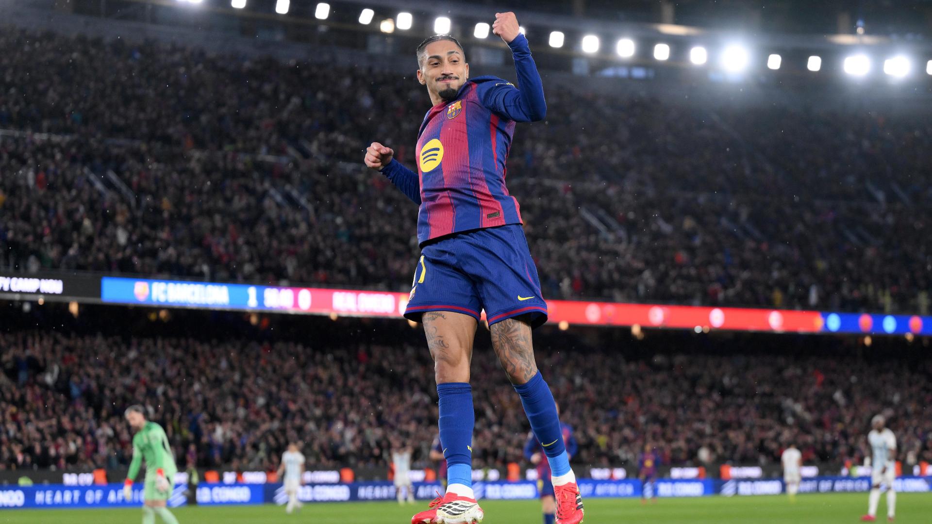 Raphinha ăn mừng sau bàn thắng.