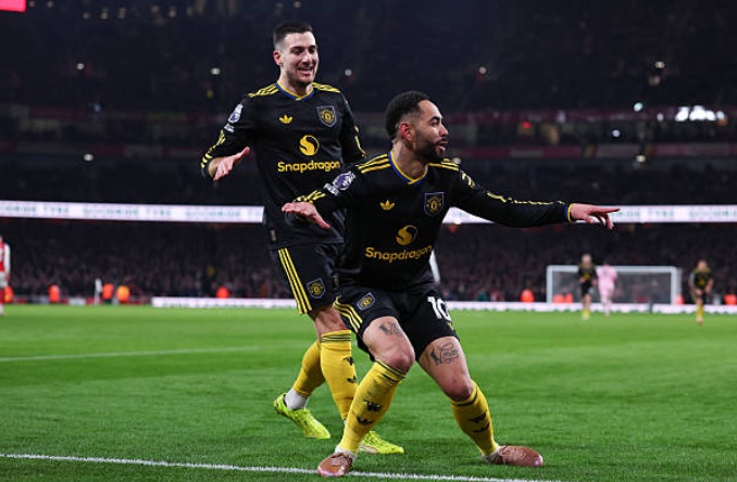 Cunha ghi b&agrave;n thắng ấn định thắng lợi 3-2 cho Quỷ đỏ.