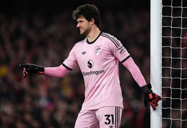 Senne Lammens - 6.9 điểm. Thủ th&agrave;nh người Bỉ đ&atilde; c&oacute; những pha cứu thua quan trọng. Tuy nhi&ecirc;n, anh gặp kh&oacute; khăn trong việc l&agrave;m chủ kh&ocirc;ng gian ở t&igrave;nh huống phạt g&oacute;c hỗn loạn dẫn đến b&agrave;n gỡ h&ograve;a 2-2 của Arsenal.