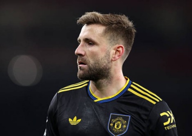 Luke Shaw - 6.5 điểm. Đối đầu với một Bukayo Saka đầy tốc độ v&agrave; kỹ thuật, Shaw đ&atilde; ho&agrave;n th&agrave;nh nhiệm vụ ở mức chấp nhận được, d&ugrave; kh&ocirc;ng hỗ trợ qu&aacute; nhiều cho mặt trận tấn c&ocirc;ng.