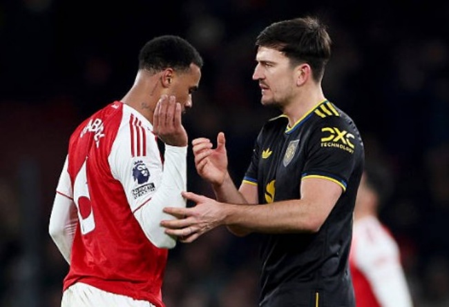 Harry Maguire - 6.8 điểm. Trung vệ người Anh duy tr&igrave; sự ổn định cần thiết nơi h&agrave;ng ph&ograve;ng ngự, đặc biệt ph&aacute;t huy t&aacute;c dụng trong c&aacute;c pha kh&ocirc;ng chiến để giải v&acirc;y. Maguire cũng g&oacute;p c&ocirc;ng trong việc lu&acirc;n chuyển b&oacute;ng từ tuyến dưới.