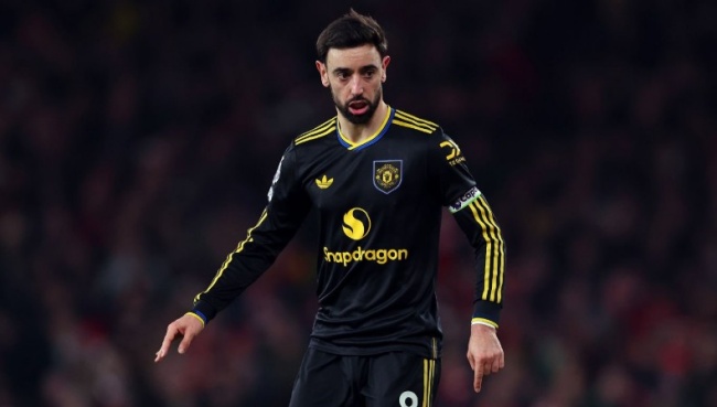 Bruno Fernandes - 7.1 điểm. Đội trưởng của MU hoạt động năng nổ nhưng phung ph&iacute; hai cơ hội ngon ăn trong hiệp một. B&ugrave; lại, khả năng kiến thiết của Fernandes vẫn rất quan trọng, điển h&igrave;nh l&agrave; đường chuyền thuận lợi để Dorgu lập c&ocirc;ng.