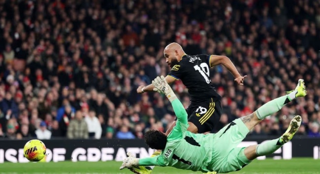 Bryan Mbeumo - 7.8 điểm. Cầu thủ xuất sắc nhất tr&ecirc;n h&agrave;ng c&ocirc;ng của MU trận n&agrave;y. Mbeumo đ&atilde; khiến cặp trung vệ Saliba v&agrave; Gabriel c&oacute; một ng&agrave;y l&agrave;m việc vất vả. Mbeumo l&agrave; t&aacute;c giả b&agrave;n thắng gỡ h&ograve;a 1-1 cho MU.